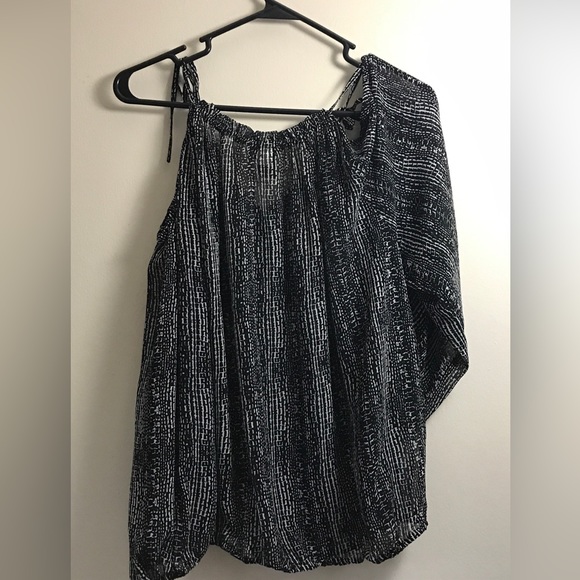 Victoria’s Secret Moda International Cold Shoulders Chiffon top - M - Picture 3 of 8